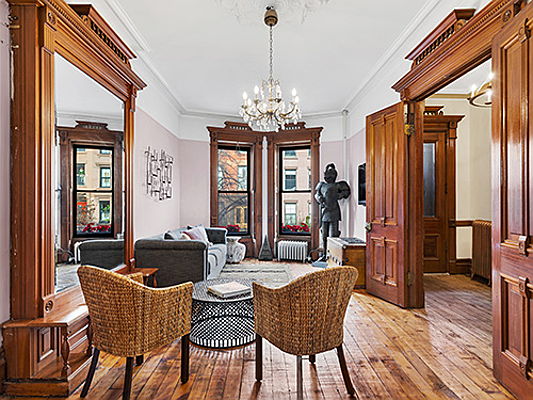  Hamburg
- Engel & Völkers is brokering this commodious apartment in a historic Brooklyn townhouse for 3 million US dollars (approx. 2.52 million euros). The property has a living space of 330 3,553 square feet in total, with six bedrooms and three bathrooms. (Image Source: Engel & Völkers Market Center New York City)