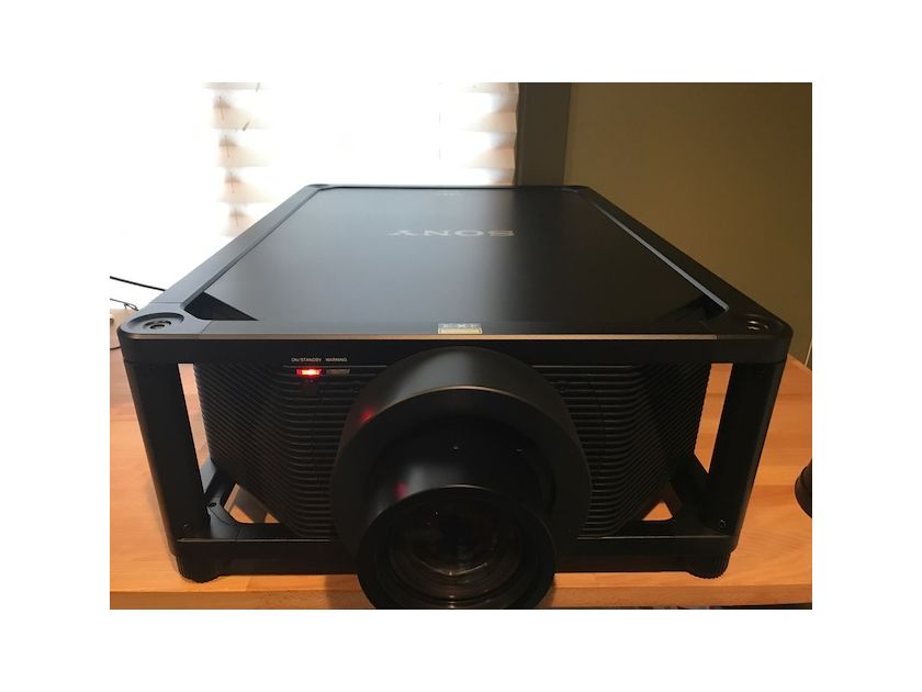 Sony VPL VW5000ES ‑ 3D 4K HDR SXRD Laser Projector ‑ 5000 lumens
