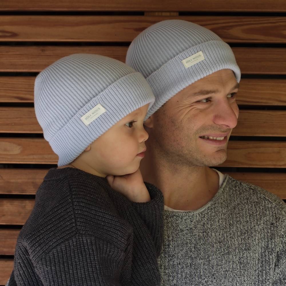 foulard pois bleu blanc élégant de la marque suisse Joli Nous, un accessoire premium pour bébé, alliant design raffiné et qualité exceptionnelle OEKO-TEX GOTS