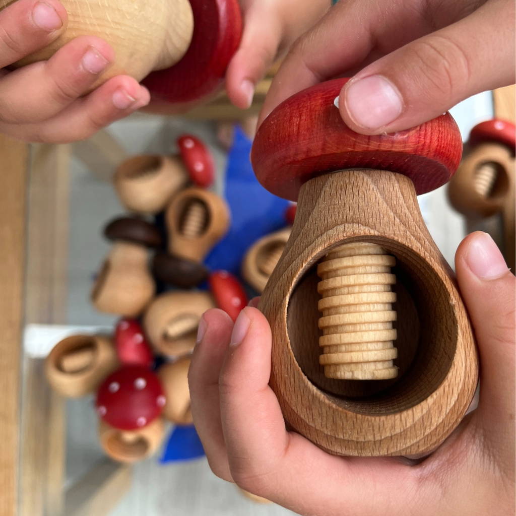 Un petit garçon utilise des couverts enfant pour dresser le couvert