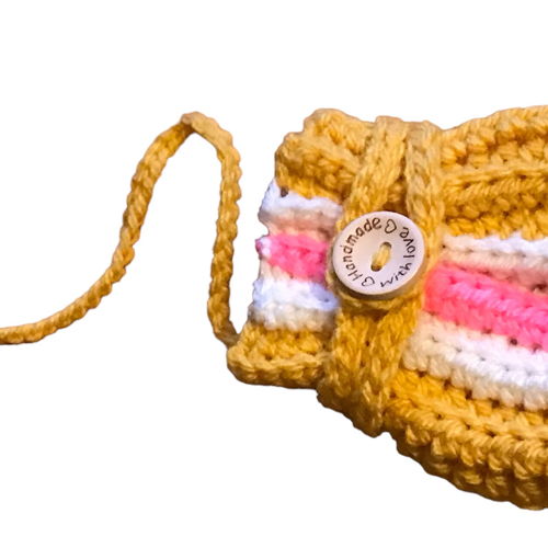 Ribbed baby mittens with stripe and fastening strap crochet pattern