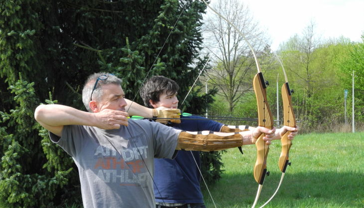 bester geburtstagde erlebnisräume bogenschießen vater und sohn gespannt