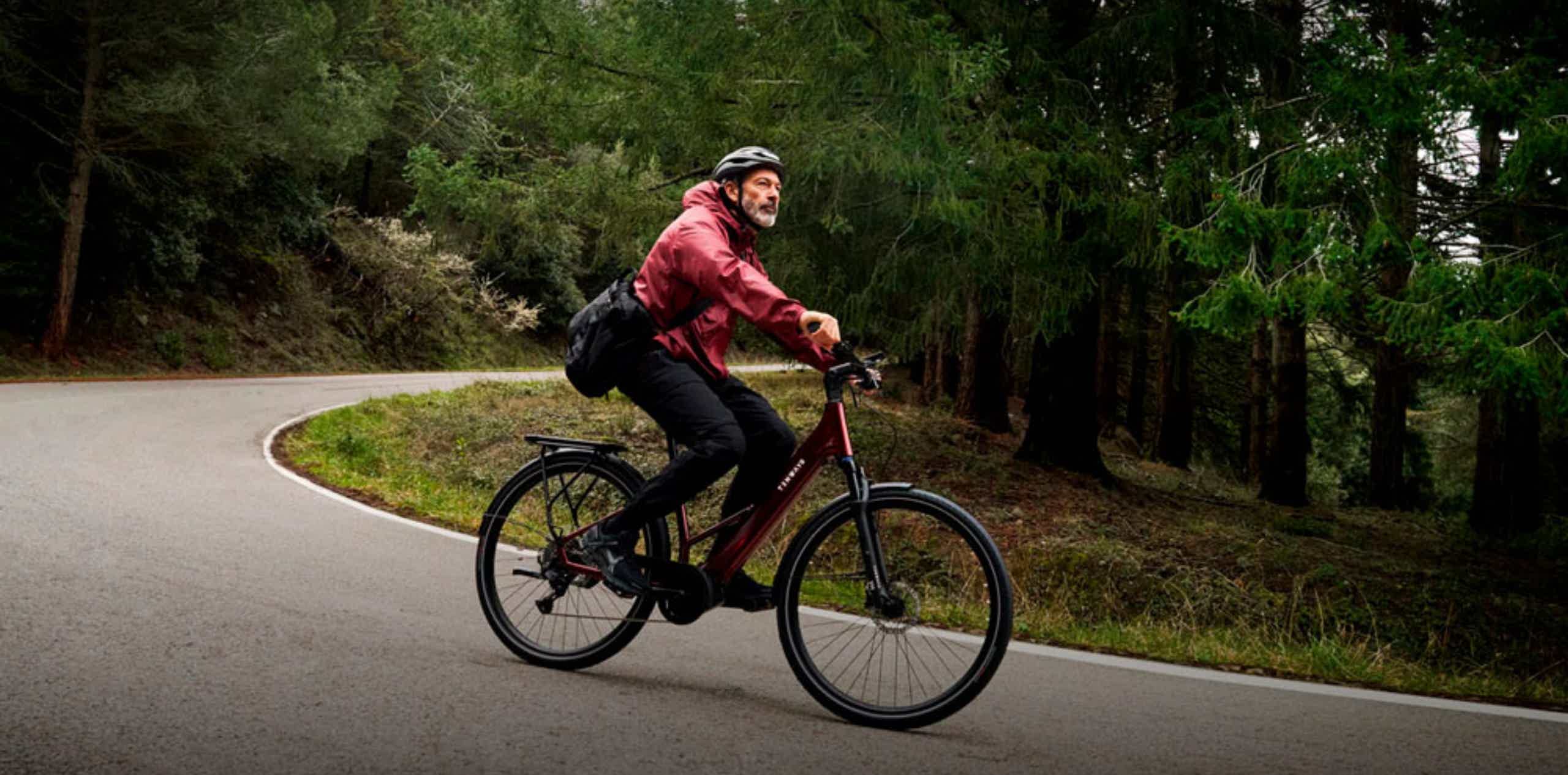 Imagen de recurso de una persona mayor rodando con una e-bike.