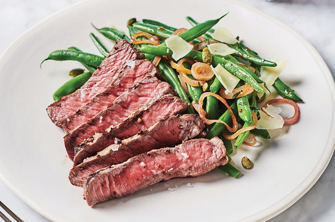 Bifteck grillé et haricots verts aux échalotes