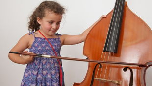 das klingende museum berlin kind spielt chello