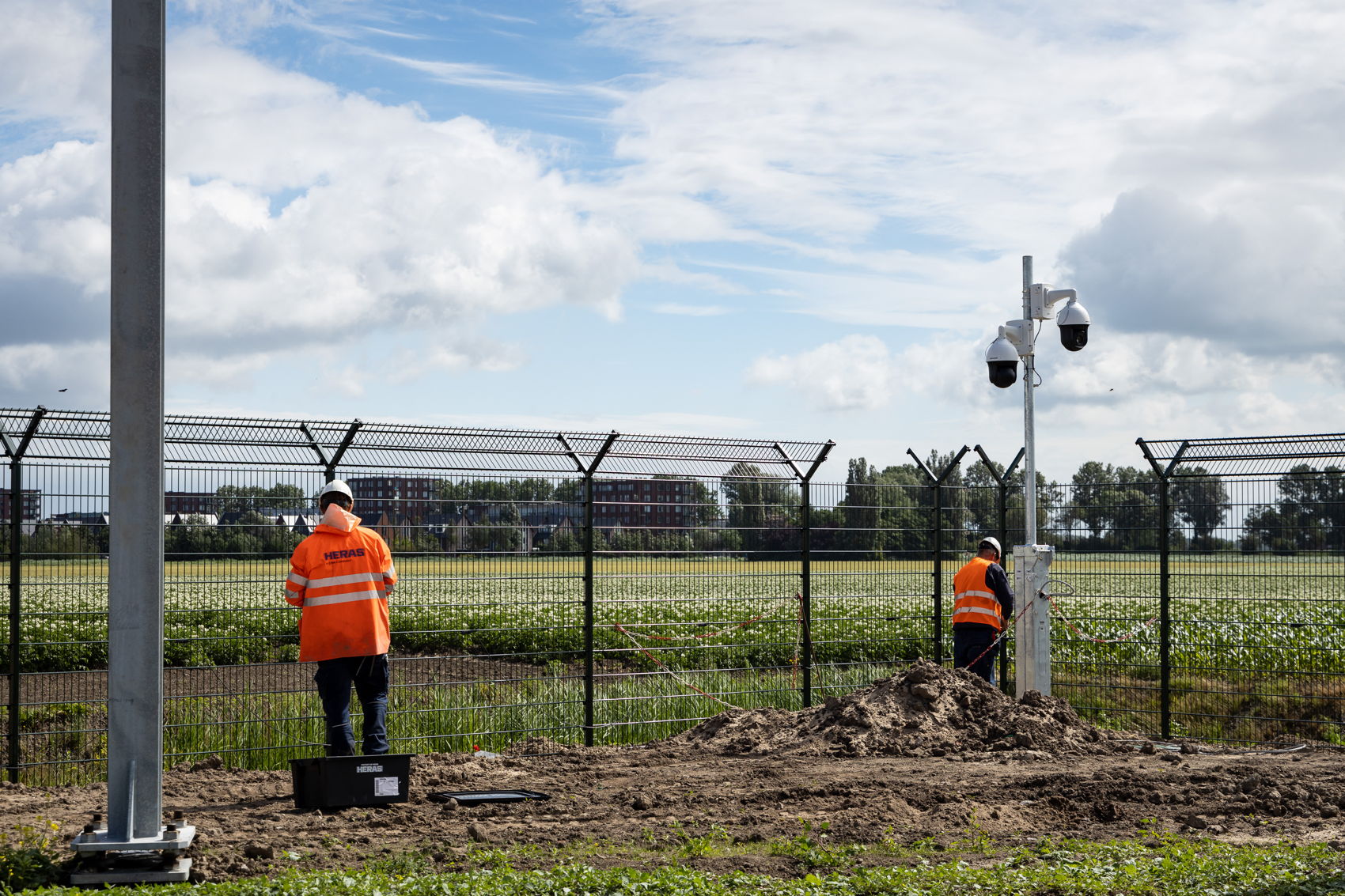 Het terrein is goed beveiligd met onder andere hekken, een op afstand bedienbare toegangspoort voor de tram en personeel en 360 graden camerebewaking. Hier op de foto van 30 juni nog in aanleg. Het terrein is goed beveiligd met onder andere hekken, een op afstand bedienbare toegangspoort voor de tram en personeel en 360 graden camerebewaking. Hier op de foto van 30 juni nog in aanleg.