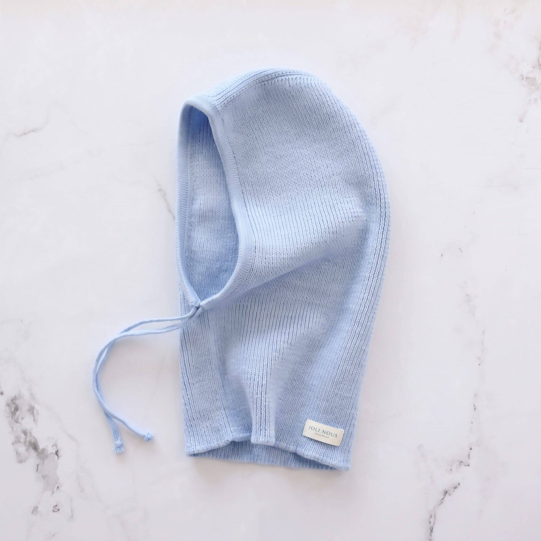 lange xl personnalisable broderie prénom bleu blanc ciel élégant de la marque suisse Joli Nous, un accessoire premium pour bébé, alliant design raffiné et qualité exceptionnelle