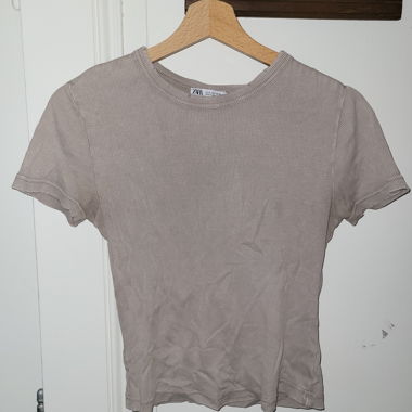 T shirt beige Zara, près du corps