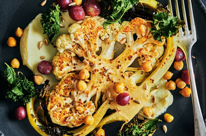 « Steaks » de chou-fleur, pois chiches, raisins et kale