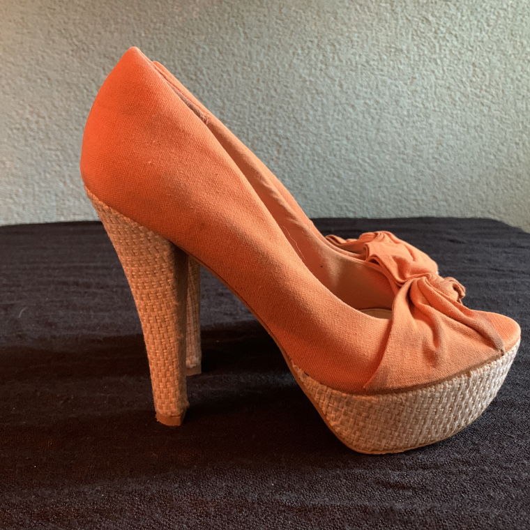 Orange «Peep Toes» Plateausandalen 