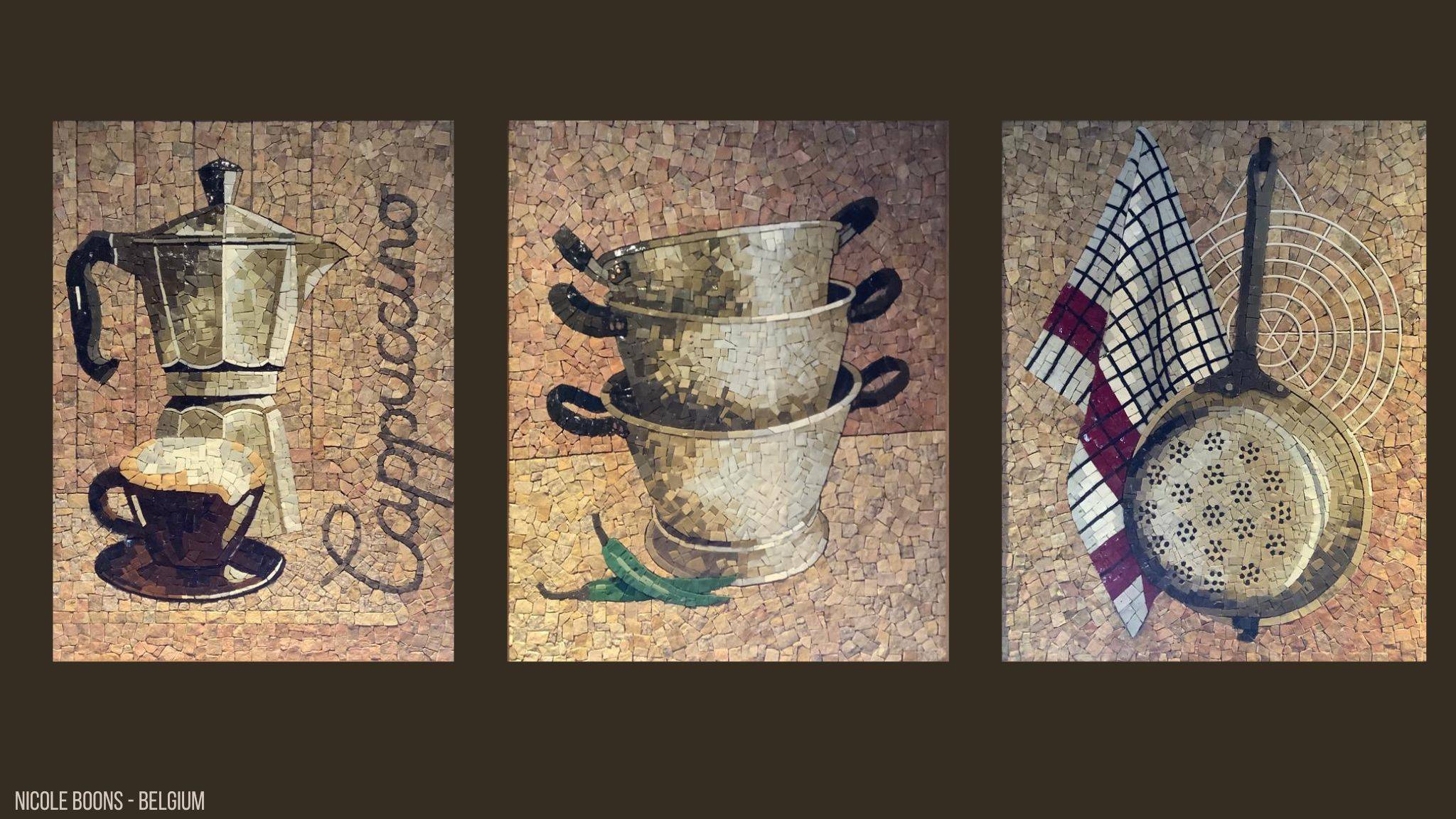 Een drieluik in mozaiek. Links staat een cafeti￨re met een kop cappuccino ervoor. In het midden 3 pannen in elkaar gestapeld en rechts hangt een vergiet met een theedoek en een afkoelrooster. Deze werken zijn gemaakt met marmer en Smalti.