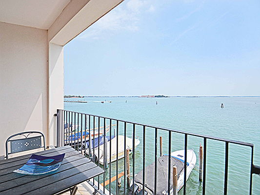  Portim​ão
- Notre cliente famille Fiano de Venise raconte avec satisfaction comment s’est déroulée la vente de son bien immobilier avec Engel & Völkers :