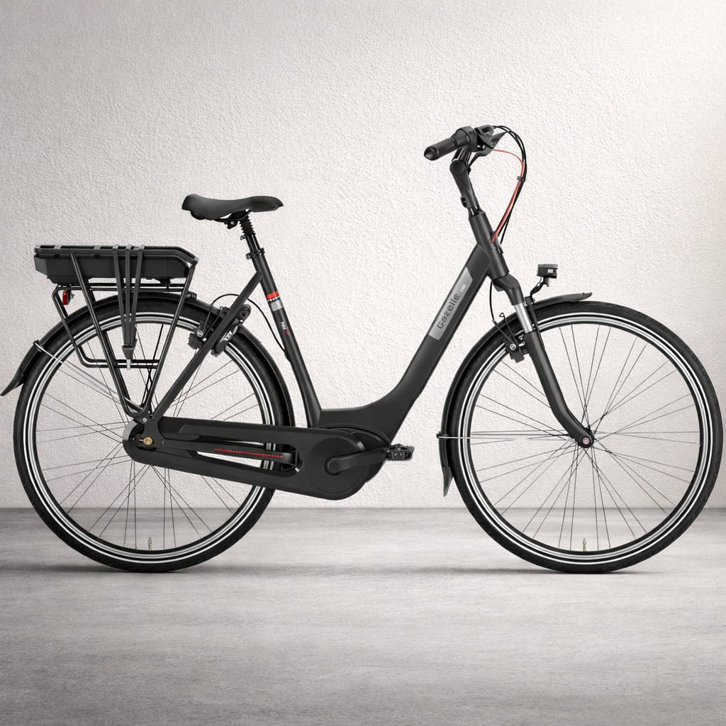 Gazelle Paris C7 elektrische stadsfiets met lage instap, afgebeeld in zijaanzicht op neutrale achtergrond, met Bosch middenmotor, gesloten kettingkast, verende voorvork en zadelpen, MIK-bagagedrager en spatborden – gericht op comfortabel dagelijks gebruik en woon-werkverkeer.