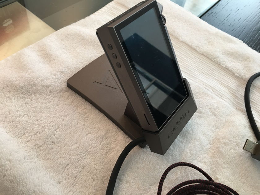 Astell and Kern Ak240 DSD 256gb  and AK Docking Stand PEM12 Cradle+AUDIOQUEST Toslink cable