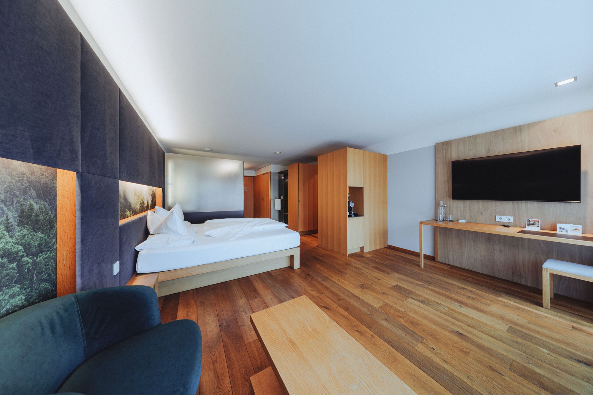 Superior Doppelzimmer im Hotel Sonne Mellau mit Sitzecke und hochwertiger Holzausstattung