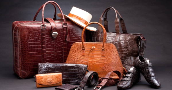 革製のバッグや、財布、ベルト、靴、帽子などが並んでいる。