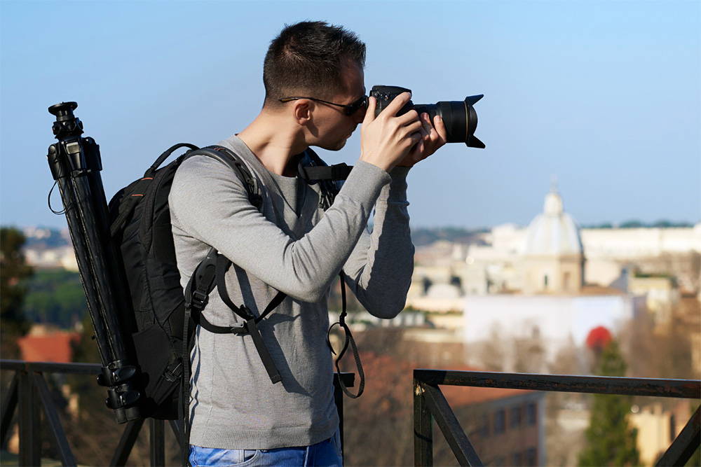 hombre tomando fotografías