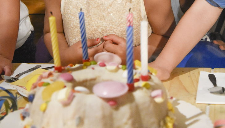 oskarshausen kleine prinzessin am geburtstagskuchen