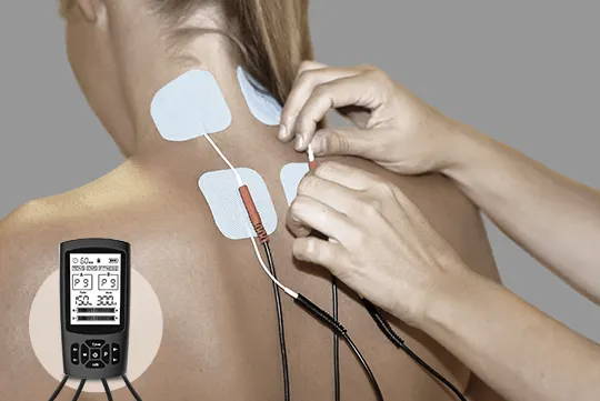 従来の有線式TENSは、上背部への装着に補助が必要