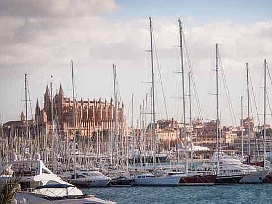  Balearen
- Hafen von Mallorca