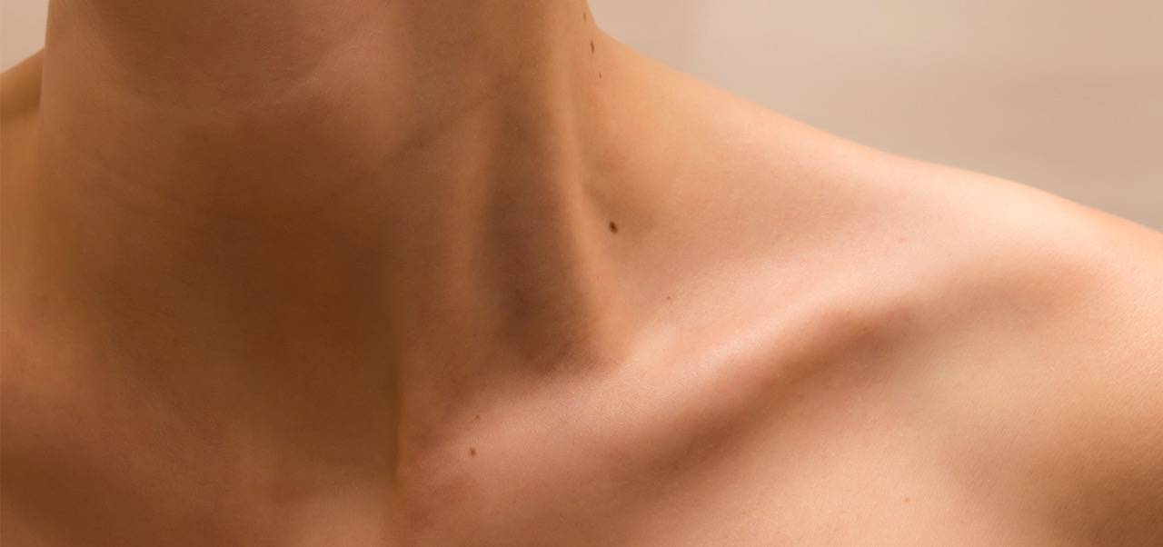 Schulter- und Halspartie einer Frau