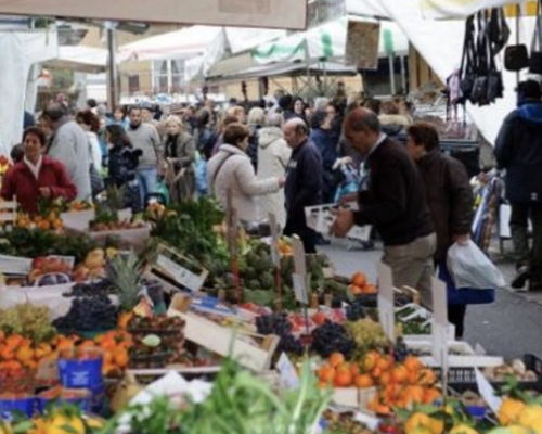 Tour enogastronomici Milano: Un giro al mercato rionale del Giambellino
