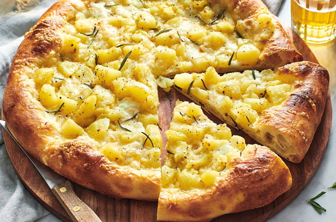 Pizza aux pommes de terre et au romarin