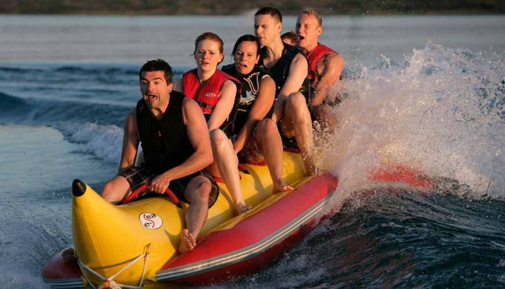 wake beach banana tube auf welle