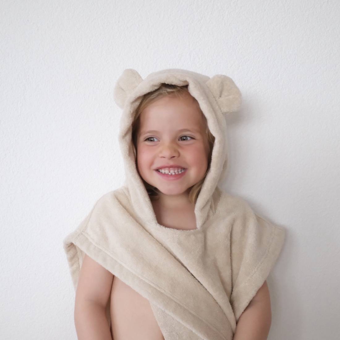 Poncho de bain enfant en coton bio certifié GOTS avec capuche, tissu éponge doux et absorbant crème beige blanc