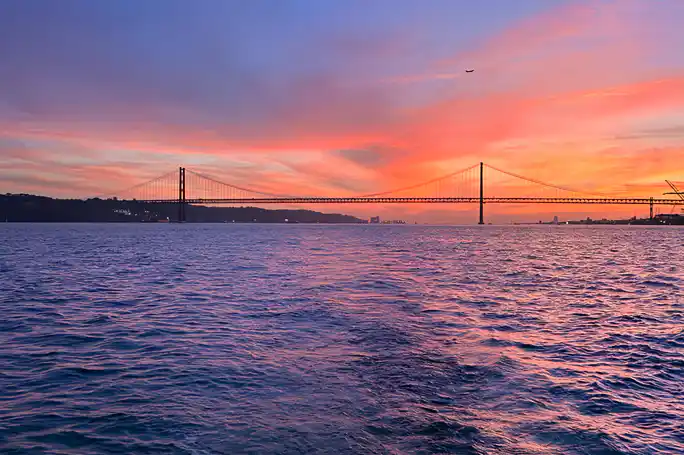 Lisbon Sunset Boat Tour – Golden Hour Sailing on the Tagus River