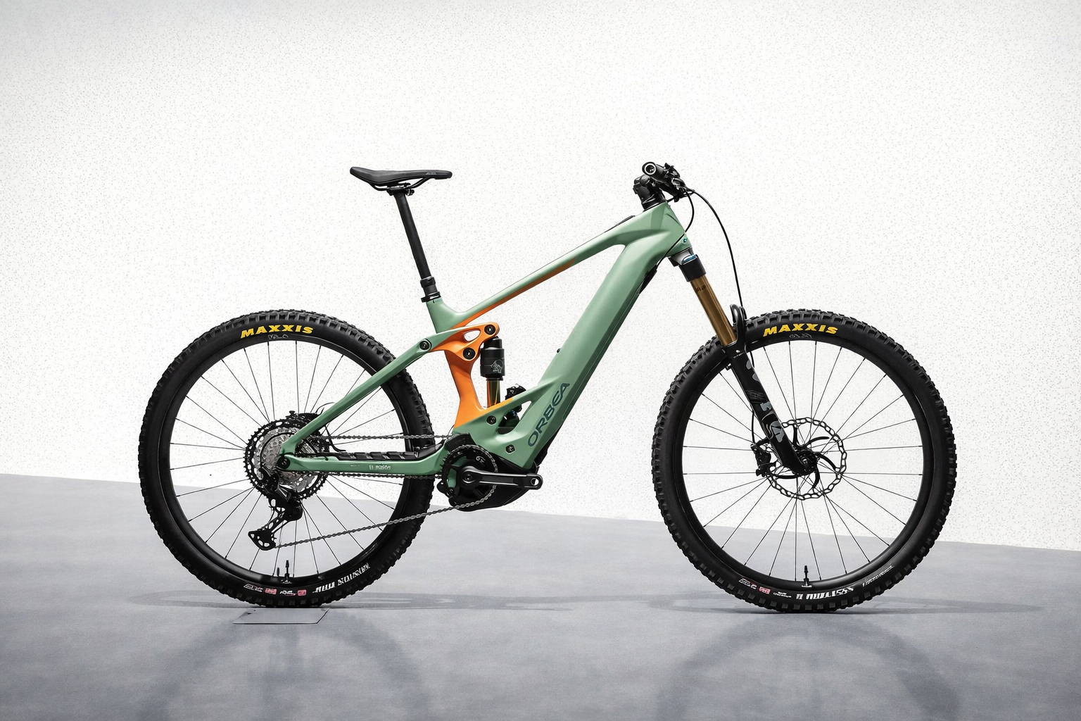 Orbea Wild e-mountainbike met carbon frame, Bosch Performance Line CX motor en brede Maxxis banden.