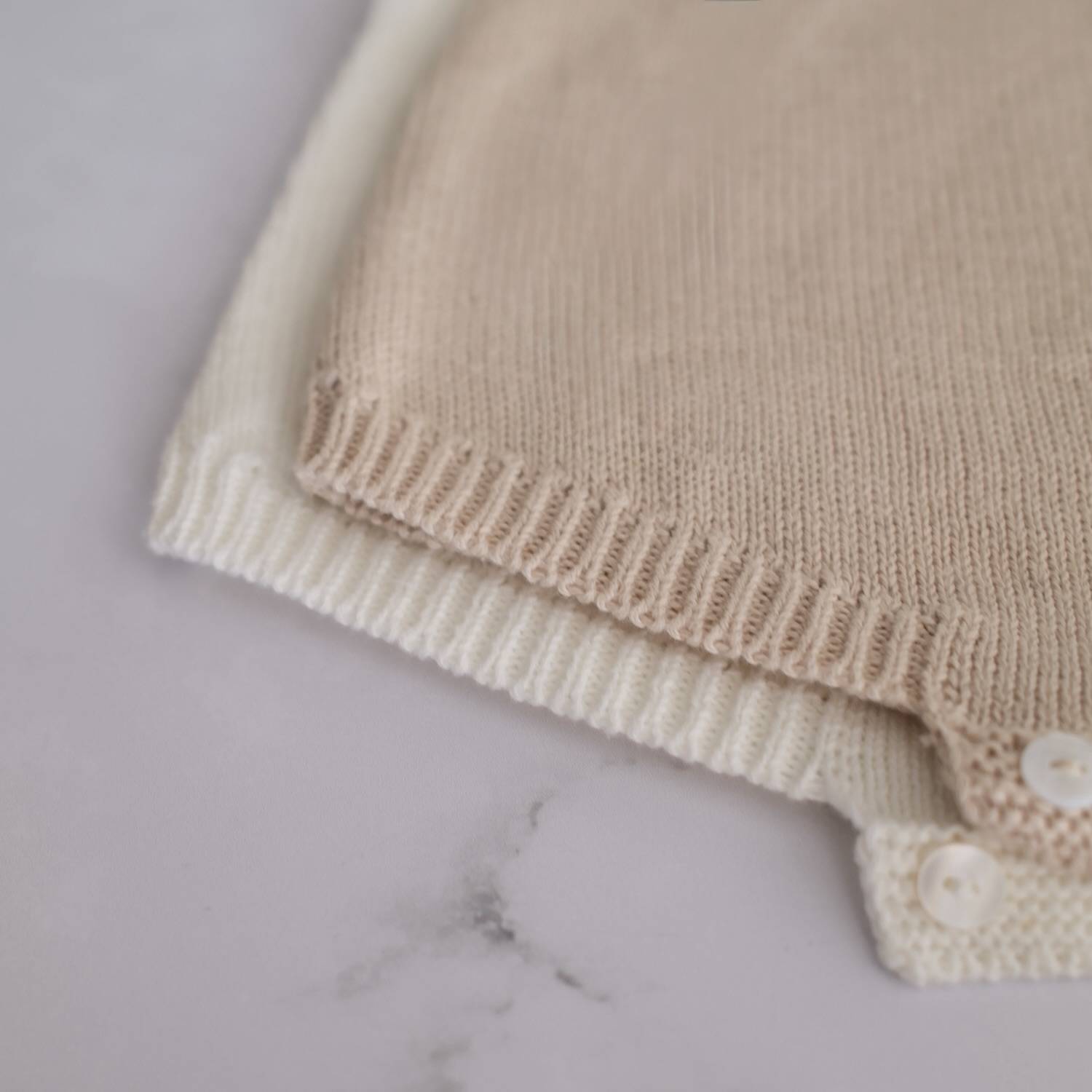barboteuse blanc écru lumineux confortable moka brun beige combinaison joli nous suisse pratique confortable tricot doux absorbant doux 100% coton OEKO-TEX