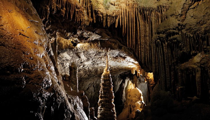 dechehöhle steinsäule