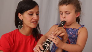 das klingende museum berlin kind spielt flöte