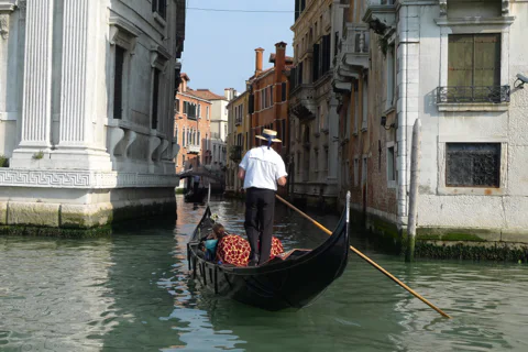 30-Minute Shared Gondola Ride through the Grand Canal with an Expert Guide