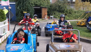 kiddi car auf der fahrbahn
