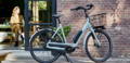 Gazelle Paris C7 elektrische stadsfiets met lage instap, afgebeeld in zijaanzicht op neutrale achtergrond, met Bosch middenmotor, gesloten kettingkast, verende voorvork en zadelpen, MIK-bagagedrager en spatborden – gericht op comfortabel dagelijks gebruik en woon-werkverkeer.