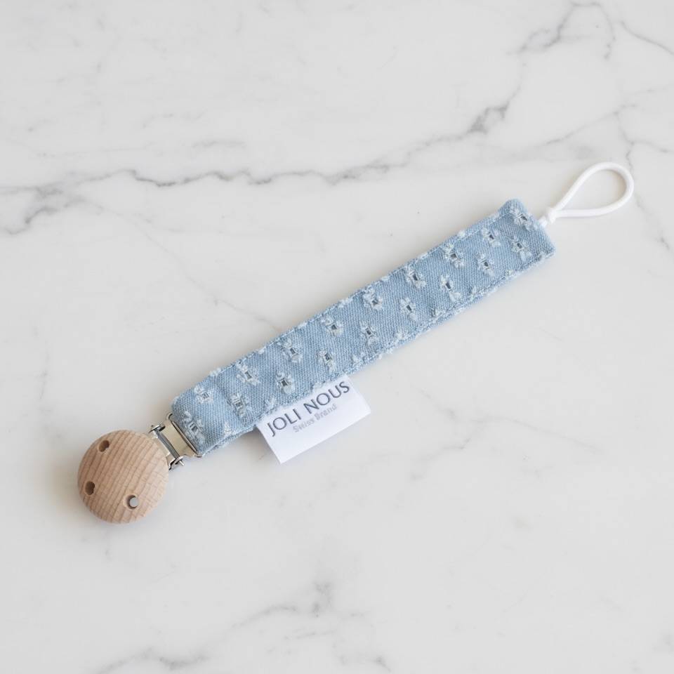 Attache-tétine personnalisation élégant de la marque suisse 'Joli Nous', un accessoire premium pour bébé, alliant design raffiné et qualité exceptionnelle