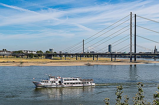  Düsseldorf
- Düsseldorf Himmelgeist - sought-after real estate location in direct Rhine location