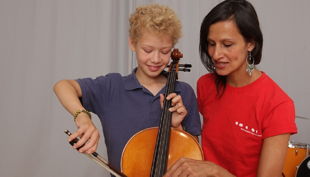 das klingende museum berlin kind bekommt chello gezeigt