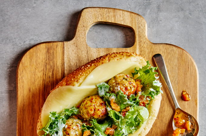 Sandwichs aux boulettes de poulet et de ricotta, salade croquante