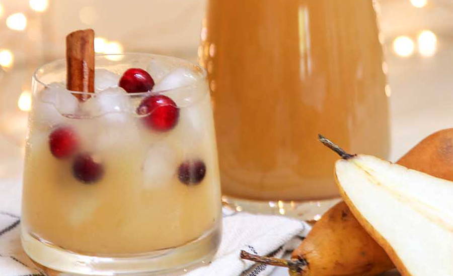 Sparkling pear drink with ice and grapes