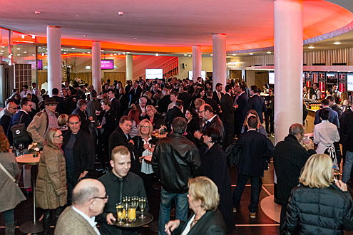  Berlin
- Im Foyer des Kinos wurden die rund 1.500 Gäste mit Cocktails und Fingerfood empfangen.