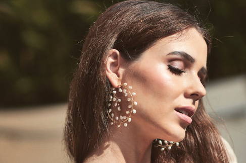 Side view of lady wearing the VINI hoop earrings with white freshwater pearls.