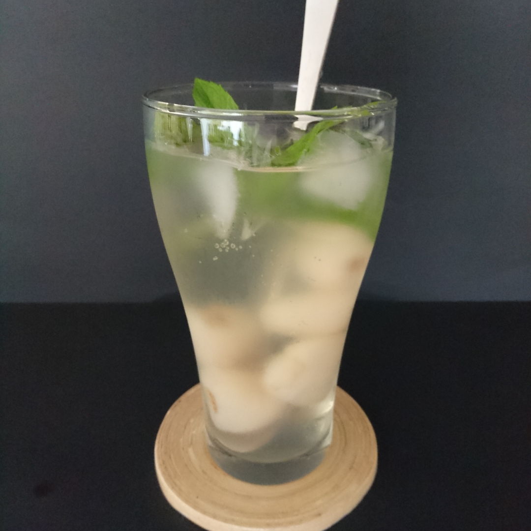Date: 12 Nov 2019 (Tue)
19th Drink: Lychee Soda (Air Soda Laici) [96] [107.8%] [Score: 7.0]
A fusion of tropical lychee with western sparkling water (soda water) is a delightful thirst quencher, especially on warm sunny days. The fresh mint added flavour and aroma to the drink.