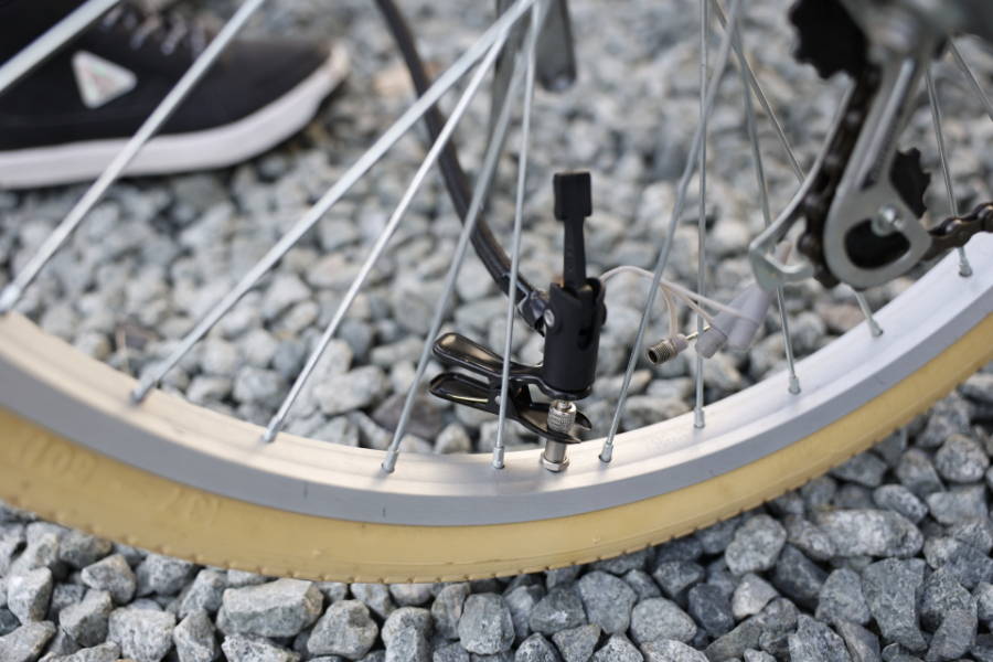 自転車の空気を入れている様子