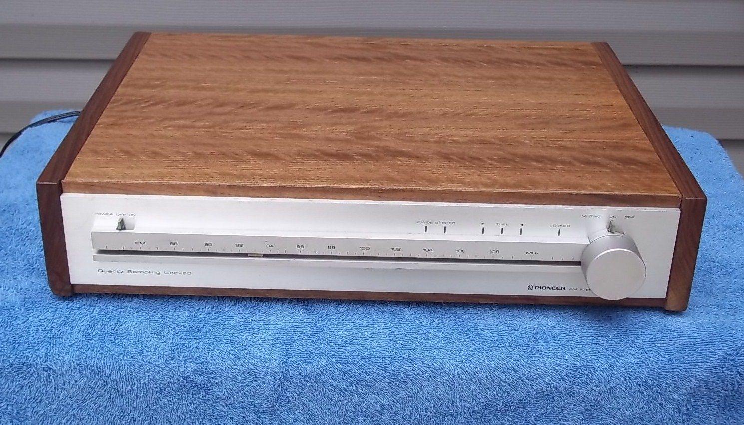 Pioneer F-26 series 20 FM tuner with wood  For Sale