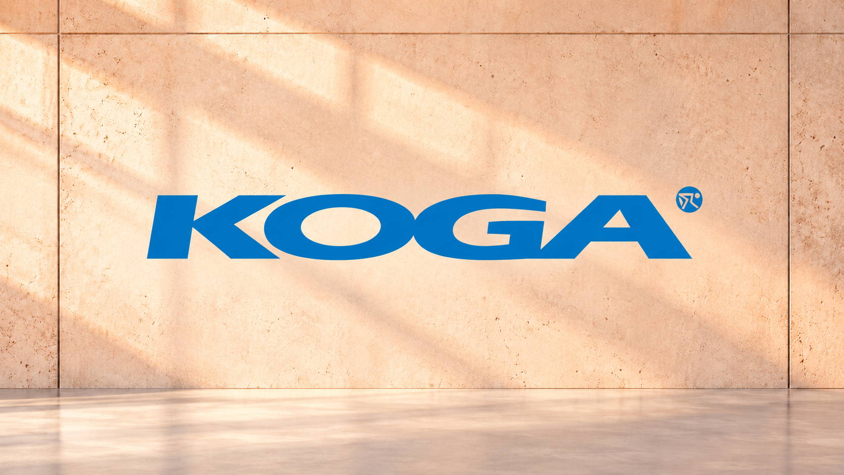 Logo Koga sur un mur en béton dans une lumière chaude, illustrant les problèmes de vélo électrique Koga