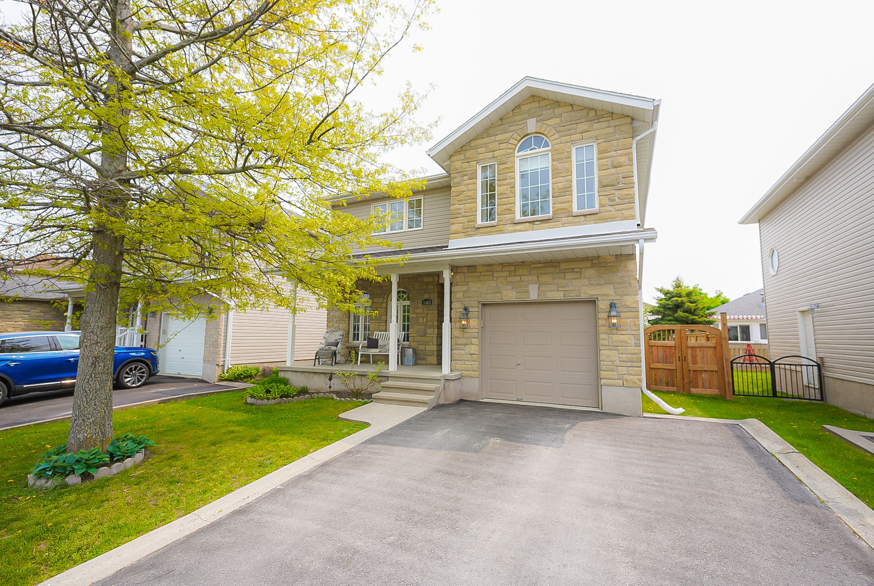 view of front of house with a front lawn