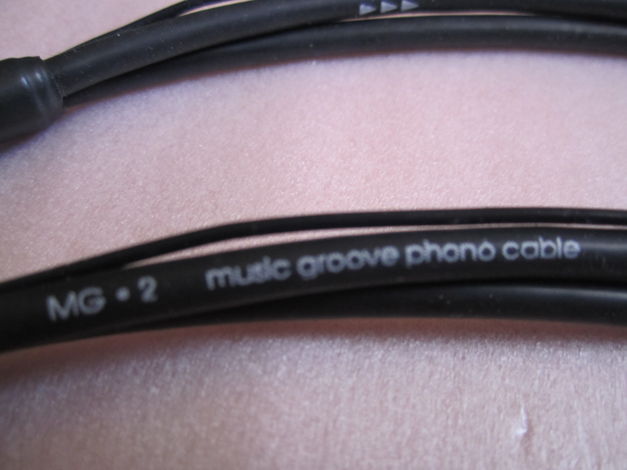 Hovland MG.2 Music Groove Din to RCA Length 1.5m.